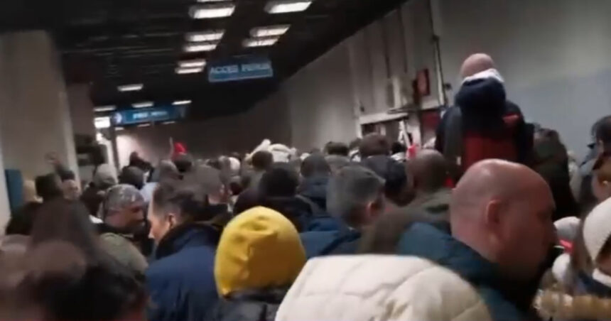 video aglomeratie la metroul din bucuresti dupa parada de 1 decembrie unui calator i s a facut rau 692d8d92dfbad