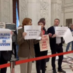 video angajatii parlamentului protesteaza din nou nemultumiti de salarii tipete si huiduieli la sosirea premierului ilie bolojan 692ef42c04038
