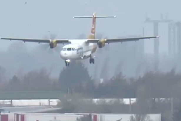 video aterizari pe vreme extrema probleme pe aeroportul din cluj napoca din cauza vantului puternic ce se intampla cu zborurile 695297383c72c