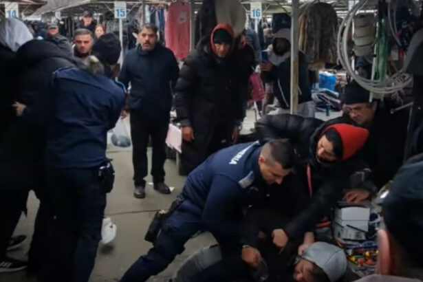video bataie intr o piata din timisoara scandalul a inceput cand jandarmii au mers acolo sa caute produse contrafacute 6948efba8c389