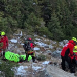 video brasov barbat accidentat extras de salvamontisti din zona vaii vistisoara dupa o interventie de 16 ore 693ecd30225b3