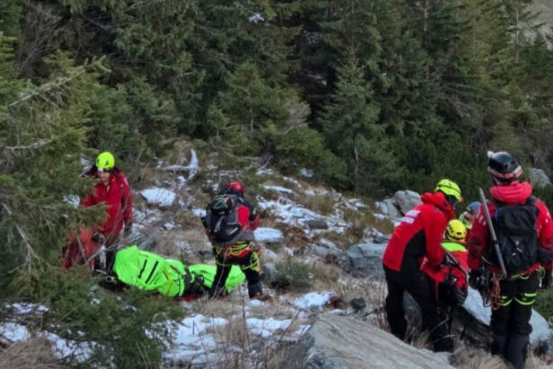 video brasov barbat accidentat extras de salvamontisti din zona vaii vistisoara dupa o interventie de 16 ore 693ecd30225b3