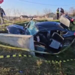 video constanta o masina plina cu migranti s a izbit de un cap de pod in timp ce incerca sa fuga de politie 694513d4583c9