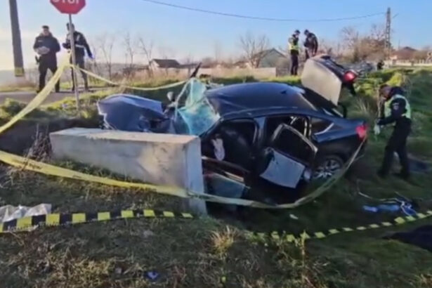 video constanta o masina plina cu migranti s a izbit de un cap de pod in timp ce incerca sa fuga de politie 694513d4583c9