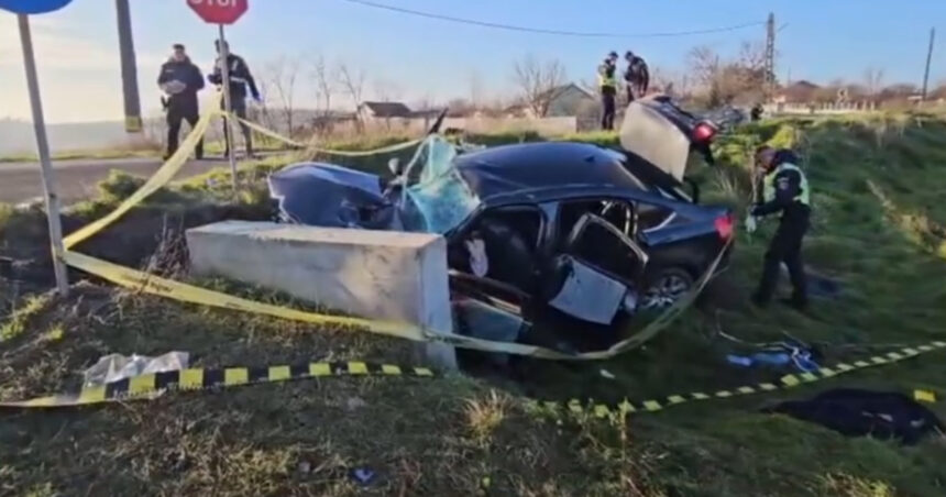 video constanta o masina plina cu migranti s a izbit de un cap de pod in timp ce incerca sa fuga de politie 694513d4583c9