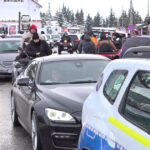 video cum petrec romanii craciunul sute de oameni stau la coada in masini bara la bara in drum spre partii 694e9122ec4aa