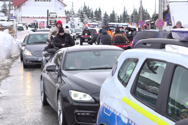 video cum petrec romanii craciunul sute de oameni stau la coada in masini bara la bara in drum spre partii 694e9122ec4aa