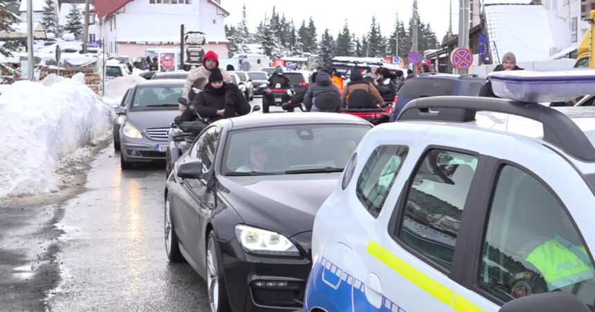 video cum petrec romanii craciunul sute de oameni stau la coada in masini bara la bara in drum spre partii 694e9122ec4aa