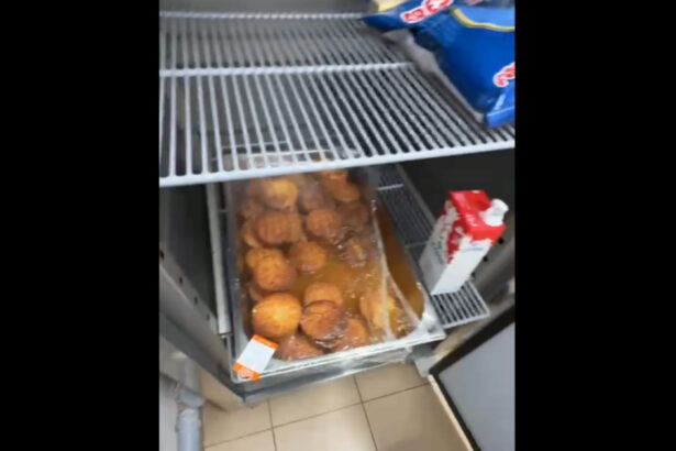 video descoperire de cosmar la un restaurant din constanta anpc a gasit un soarece mort gandaci si panze de paianjeni 6947c86aa0c72