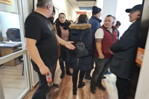 video directorul ct bus a chemat politia pentru ca protestatarii nu l au lasat sa iasa din birou 69416721e8417