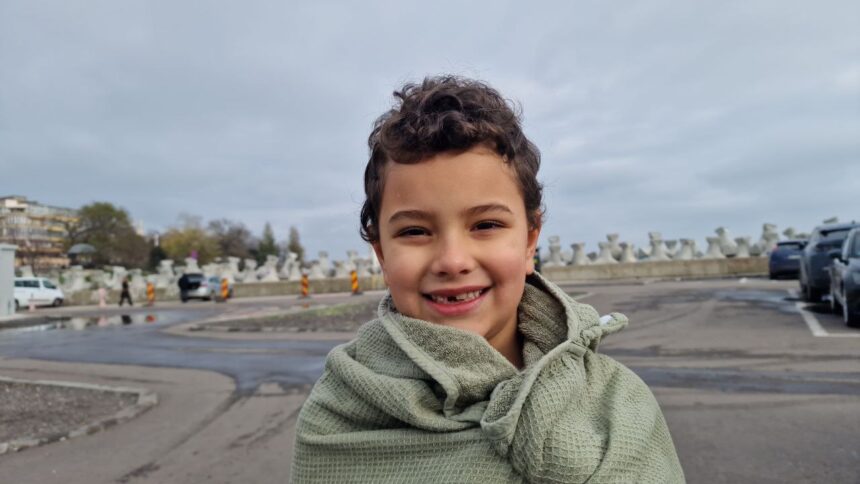 video el este vladimir cel mai curajos romanas din judetul constanta micutul a sarbatorit 1 decembrie in apa marii alaturi de tatal sau 692d84aab7c85