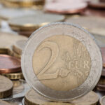 video estimari pesimiste euro ar putea ajunge la 52 lei in 2026 avertismentul economistilor privind impozitul minim pe cifra de afaceri 6943c257b879c