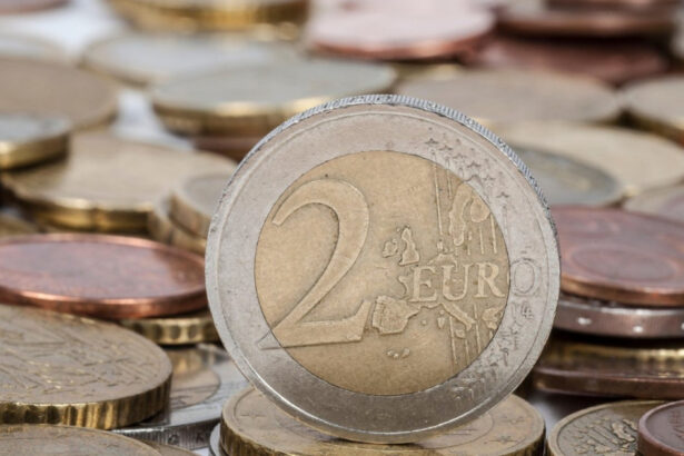 video estimari pesimiste euro ar putea ajunge la 52 lei in 2026 avertismentul economistilor privind impozitul minim pe cifra de afaceri 6943c257b879c