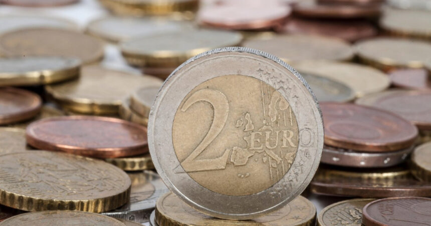 video estimari pesimiste euro ar putea ajunge la 52 lei in 2026 avertismentul economistilor privind impozitul minim pe cifra de afaceri 6943c257b879c