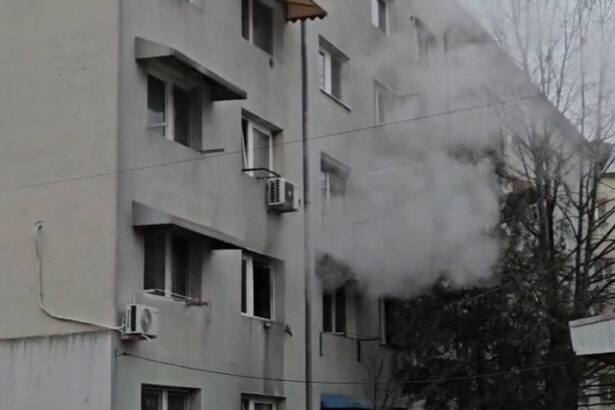 video explozie puternica urmata de incendiu intr un bloc din focsani o femeie este in stare grava cu arsuri pe 70 din corp 694919e87aa53