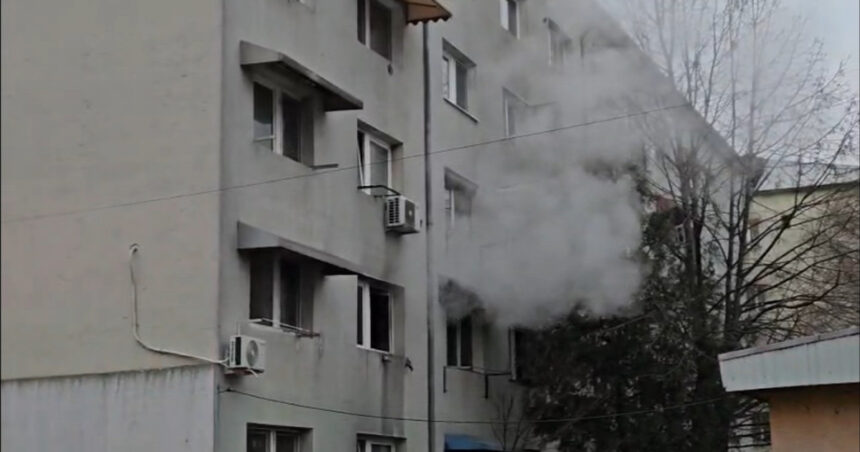 video explozie puternica urmata de incendiu intr un bloc din focsani o femeie este in stare grava cu arsuri pe 70 din corp 694919e87aa53
