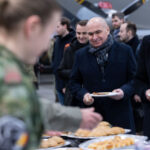 video ilie bolojan si premierul olandei au mancat la popota alaturi de militarii bazei aeriene de la campia turzii 6953fa4abc07f