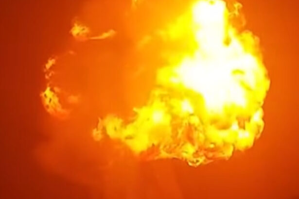 video momentul in care o cisterna cu gpl a explodat pe autostrada a1 din italia dupa ce s a ciocnit cu un camion 694bd5891041c