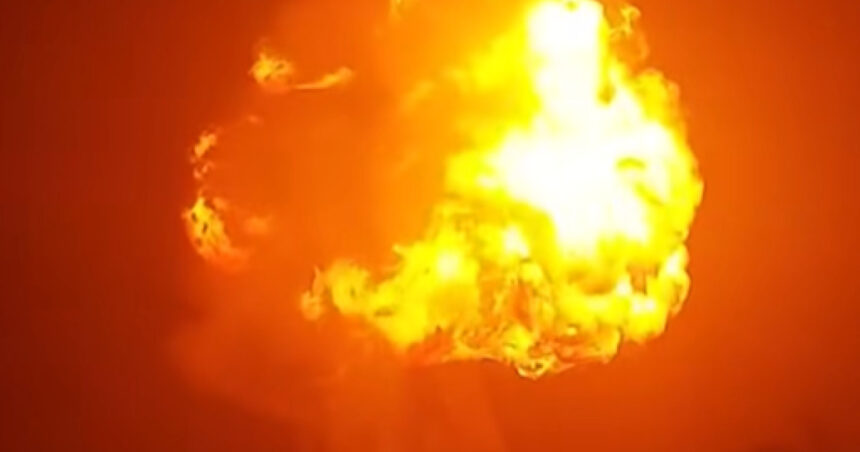 video momentul in care o cisterna cu gpl a explodat pe autostrada a1 din italia dupa ce s a ciocnit cu un camion 694bd5891041c