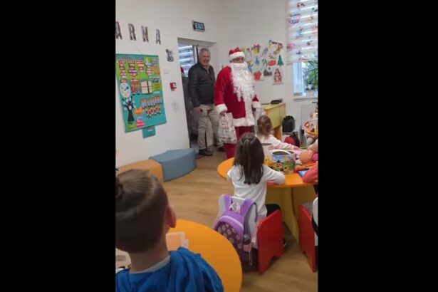 video mos nicolae a impartit daruri prichindeilor si scolarilor din nicolae balcescu si dorobantu toti copiii au fost cuminti si ascultatori asa ca tolba a fost plina de cadouri 6932d1a46a38f