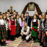 video nicusor dan si a petrecut seara de craciun in satul bunicilor sai cum a fost intampinat presedintele de localnici 694fc20f5a3f5