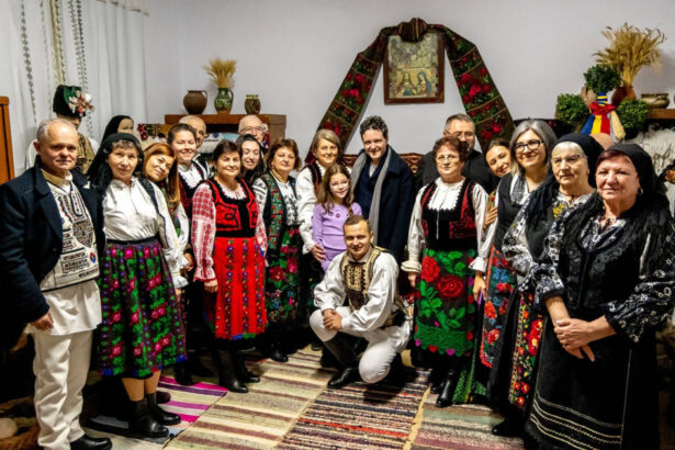 video nicusor dan si a petrecut seara de craciun in satul bunicilor sai cum a fost intampinat presedintele de localnici 694fc20f5a3f5