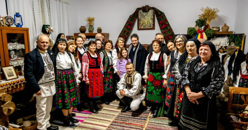 video nicusor dan si a petrecut seara de craciun in satul bunicilor sai cum a fost intampinat presedintele de localnici 694fc20f5a3f5