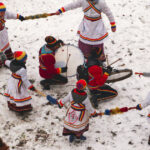 video noapte de cosmar pentru un barbat care a iesit la colindat a fost lovit cu o bata in cap pentru ca nu stia versurile 694e5561700b2