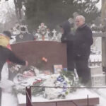video nostalgicii comunismului au mers la mormantul lui ceausescu au adus tablouri si au discutat despre politica vremii 694d5140d977d