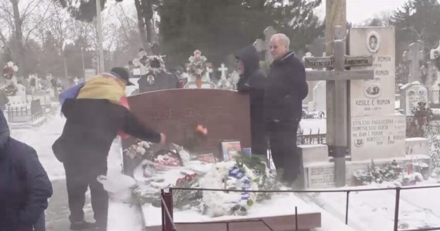 video nostalgicii comunismului au mers la mormantul lui ceausescu au adus tablouri si au discutat despre politica vremii 694d5140d977d