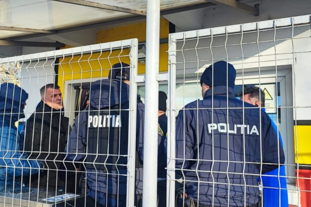 video politia a ajuns la sediul ct bus directorul a solicitat sprijinul fortelor de ordine lider de sindicat oamenii nu vor pleca pana nu se va intampla ceea ce isi doresc demisia 6941603500a73