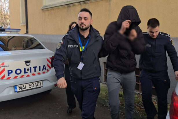 video politistul din silistea care a batut un barbat din cernavoda a fost adus in catuse la instanta 693a8d05be285