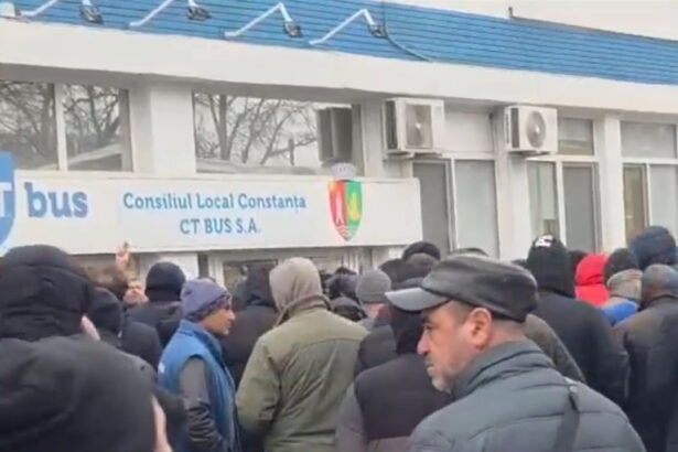 video protest spontan la constanta autobuzele ct bus n au iesit pe traseu marti dimineata ce reclama soferii 694114c8d5987