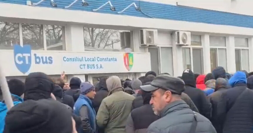 video protest spontan la constanta autobuzele ct bus n au iesit pe traseu marti dimineata ce reclama soferii 694114c8d5987