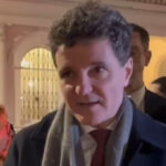 video romanii din londra l au asteptat pe presedinte in fata ambasadei nicusoare nu mai sta apara justitia ce le a transmis oamenilor 6942432c912fc