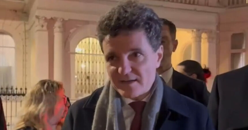 video romanii din londra l au asteptat pe presedinte in fata ambasadei nicusoare nu mai sta apara justitia ce le a transmis oamenilor 6942432c912fc