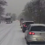 video se circula greu in conditii de ninsoare abundenta pe a1 coada de kilometri pe valea oltului dn 7 6953fde180666
