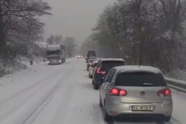 video se circula greu in conditii de ninsoare abundenta pe a1 coada de kilometri pe valea oltului dn 7 6953fde180666