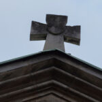 video situatie bizara intr un oras din valcea biroul viceprimarului a fost mutat in cimitir dupa ce a intrat in conflict cu primarul 69456f3c5d86d