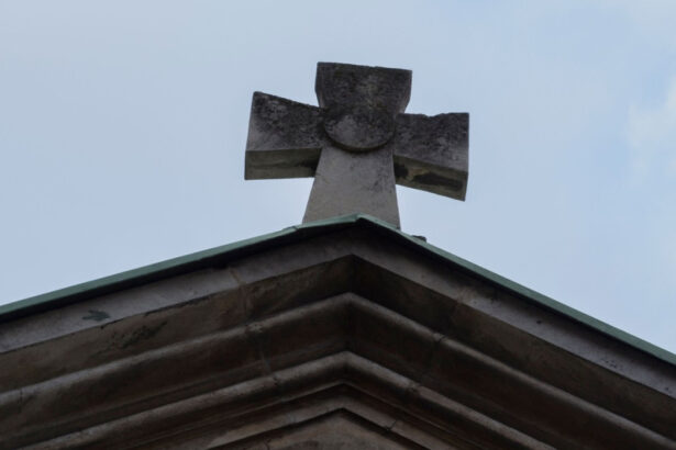 video situatie bizara intr un oras din valcea biroul viceprimarului a fost mutat in cimitir dupa ce a intrat in conflict cu primarul 69456f3c5d86d