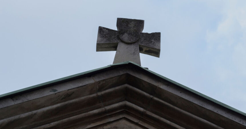 video situatie bizara intr un oras din valcea biroul viceprimarului a fost mutat in cimitir dupa ce a intrat in conflict cu primarul 69456f3c5d86d