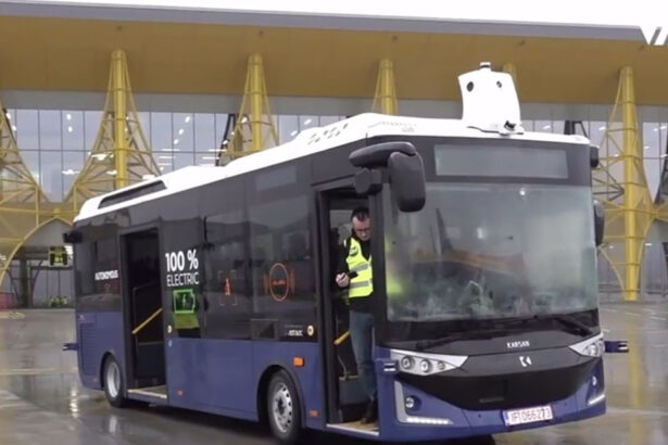 video un autobuz care circula fara sofer a transportat pasageri pe un aeroport din romania 692f36f70535d