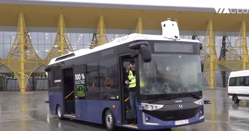 video un autobuz care circula fara sofer a transportat pasageri pe un aeroport din romania 692f36f70535d