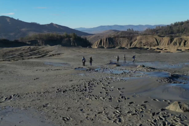 video un loc cu adevarat remarcabil o echipa de cercetatori americani studiaza microorganismele de la vulcanii noroiosi care e scopul lor 693bc7c2c6365