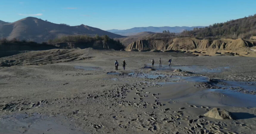 video un loc cu adevarat remarcabil o echipa de cercetatori americani studiaza microorganismele de la vulcanii noroiosi care e scopul lor 693bc7c2c6365