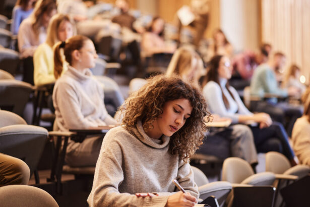 video universitatea din romania care acopera din fonduri proprii pentru 100 de studenti banii de burse taiati de guvern ce sume ofera 693ba49821f7b