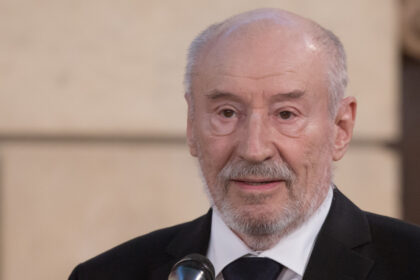 video victor rebengiuc primeste premiul romania europeana 2025 nicusor dan nu s a lasat dus de succes si a continuat sa munceasca 6931707c60c4b