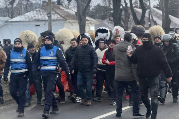 videofoto bataia cu ciomege de la ruginoasa oprita de jandarmi cu gaze lacrimogene 69550205eb5f4