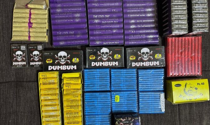 zeci de cutii cu articole pirotehnice din categoria p1 gasite asupra unui barbat in zona tomis nord 69493b3550d78