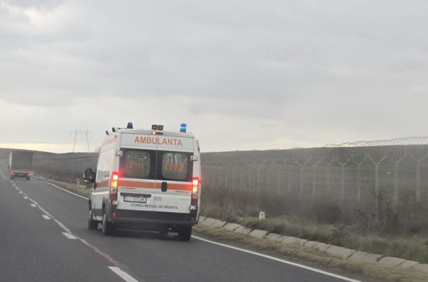 accident rutier pe dn 22 in afara localitatii macin un tractor s a rasturnat circulatia se desfasoara cu dificultate 6965f5e0de0f4